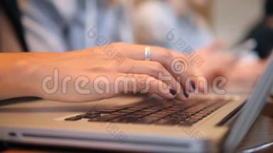 女人`手<strong>按键</strong>在笔记本电脑<strong>键盘</strong>上。 在共同工作办公室从事计算机工作的年轻人。 4，快关门。